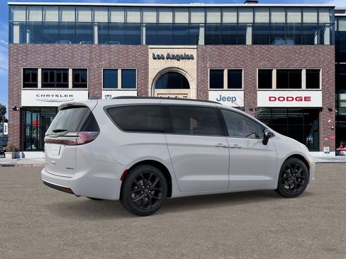 New 2025 Chrysler Pacifica Limited image 4