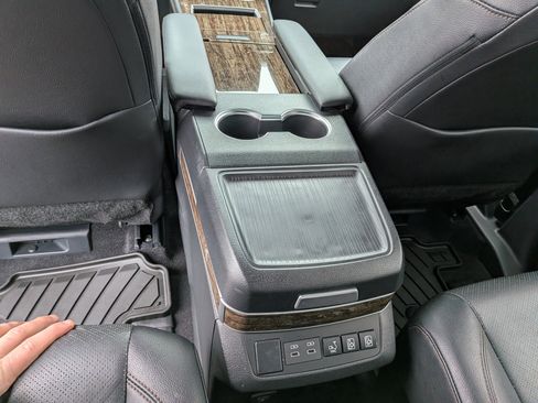 Certified 2025 Toyota Sienna Platinum image 13