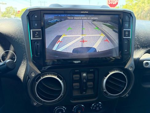 Used 2018 Jeep Wrangler Unlimited Sahara AWD/4WD image 21