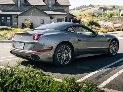 Used 2017 Ferrari California T RWD image 12