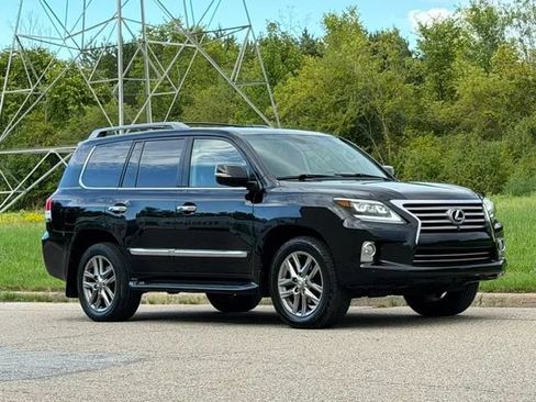 Used 2013 Lexus LX 570 4WD w/ Luxury Pkg image 3