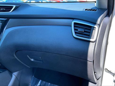 Used 2016 Nissan Rogue SV w/ SV Premium Package image 18