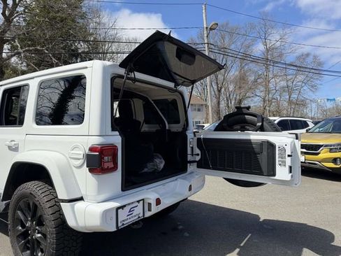 Used 2022 Jeep Wrangler Unlimited Sahara AWD/4WD image 18