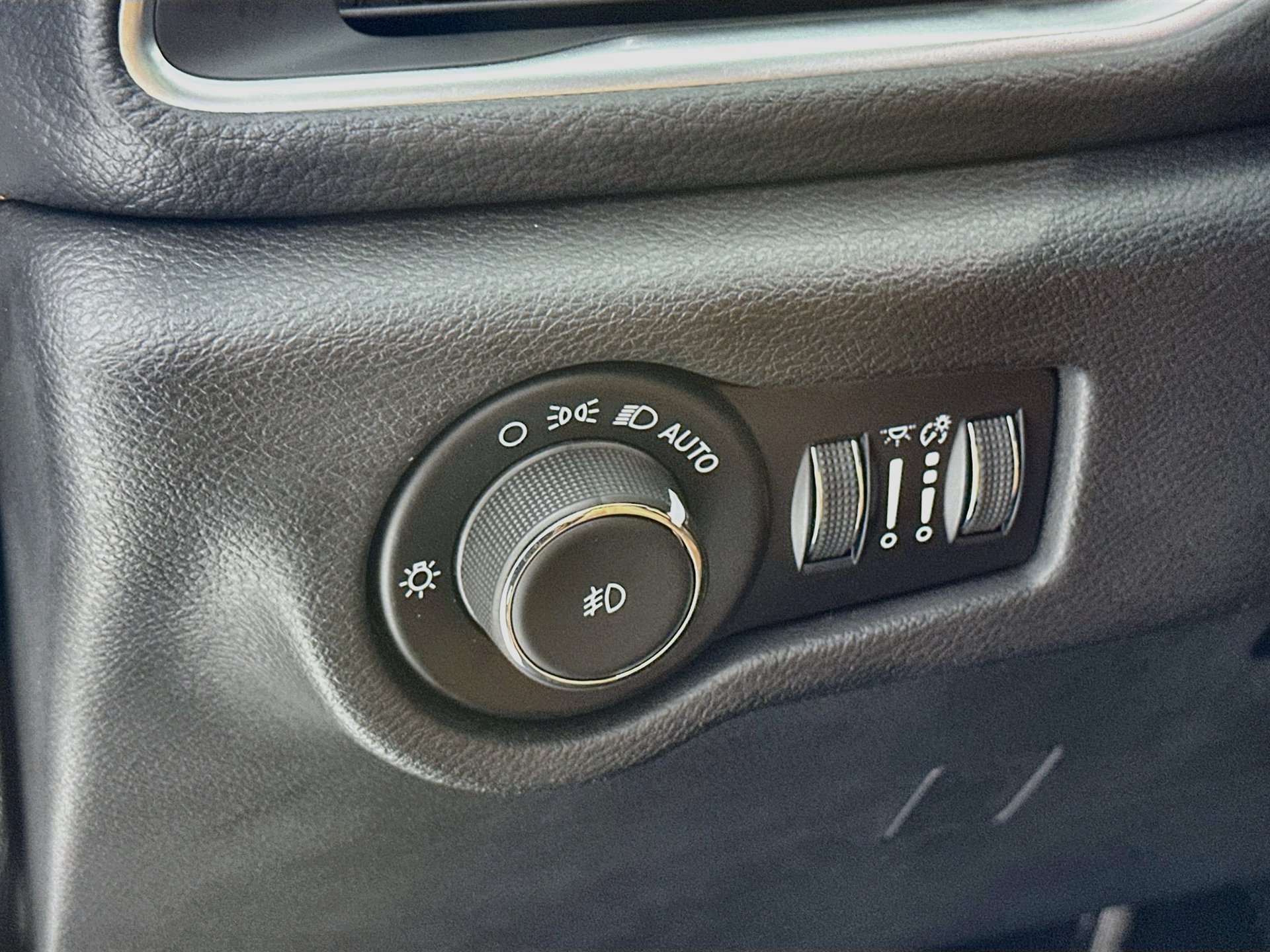 Used 2023 Chrysler Pacifica Pinnacle FWD image 11