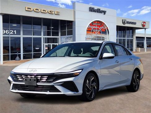 Used 2025 Hyundai Elantra SEL image 2