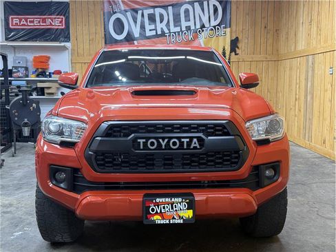 Used 2017 Toyota Tacoma TRD Sport AWD/4WD image 2