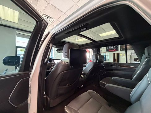 Used 2023 Cadillac Escalade Premium Luxury AWD/4WD image 27