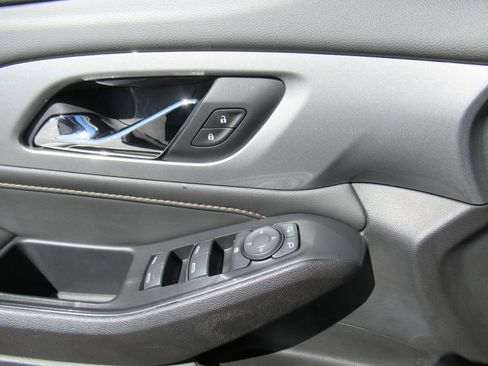 Used 2021 Chevrolet Traverse LT image 22