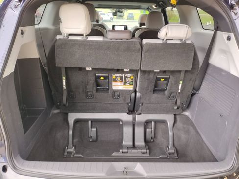 Used 2021 Toyota Sienna XSE AWD/4WD image 10