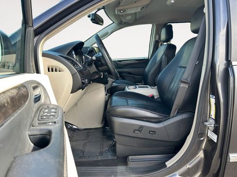 Used 2016 Chrysler Town & Country Touring FWD image 7