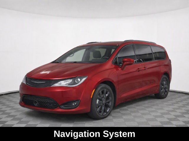 Used 2020 Chrysler Pacifica Touring-L FWD image 2