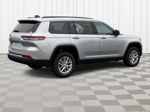 New 2025 Jeep Grand Cherokee L Laredo image 32