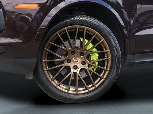 Used 2022 Porsche Cayenne Platinum Edition image 3