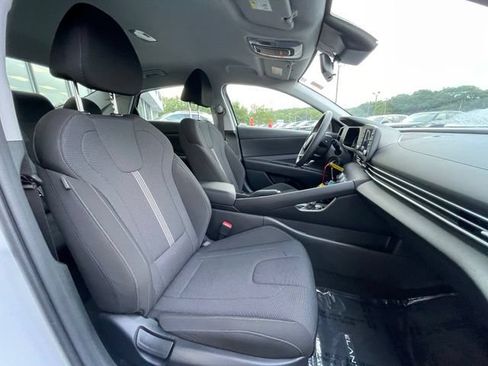 Used 2025 Hyundai Elantra SE FWD image 27
