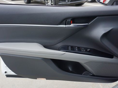 Used 2018 Toyota Camry LE image 20