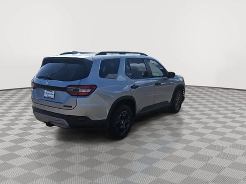 Used 2025 Honda Pilot TrailSport image 8