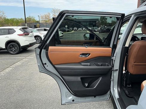 New 2026 Nissan Pathfinder Platinum FWD image 21