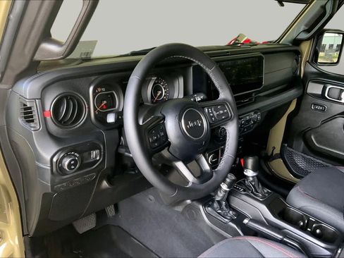 Used 2025 Jeep Gladiator Rubicon w/ Convenience Group AWD/4WD image 18