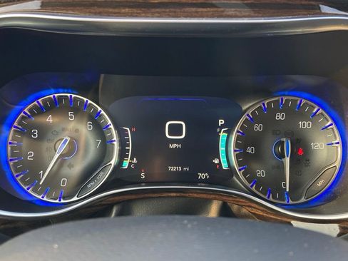 Used 2023 Chrysler Pacifica Limited FWD image 16