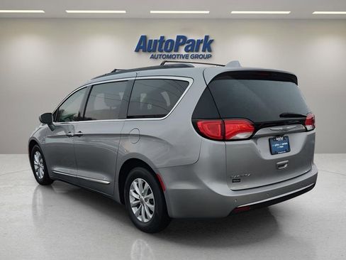Used 2017 Chrysler Pacifica Touring-L image 5
