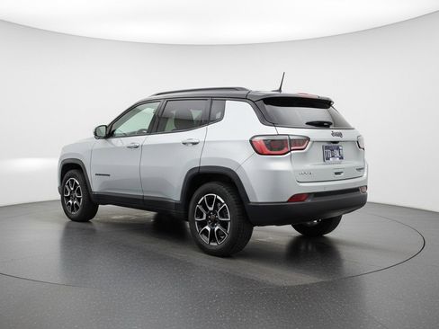 Used 2025 Jeep Compass Trailhawk image 6