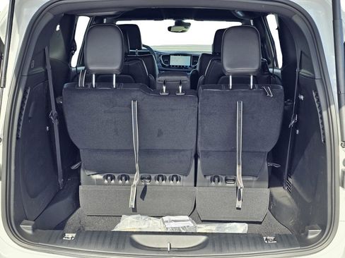 New 2026 Chrysler Pacifica Select image 11