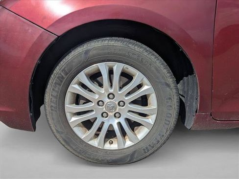 Used 2014 Toyota Sienna XLE FWD image 17