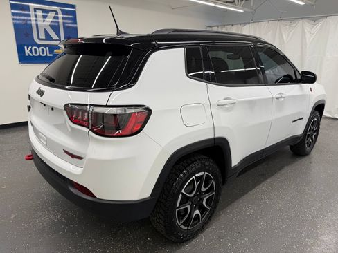 Used 2025 Jeep Compass Trailhawk AWD/4WD image 2