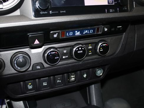 Used 2017 Toyota Tacoma TRD Off-Road w/ Premium & Technology Package AWD/4WD image 41
