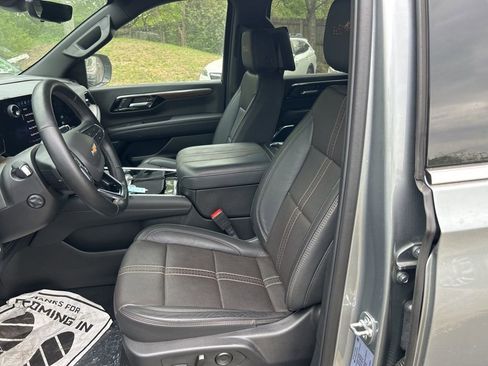 Used 2025 Chevrolet Suburban High Country AWD/4WD image 13