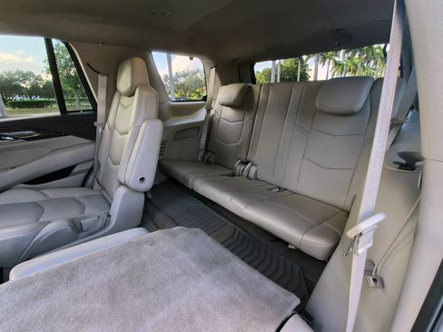Used 2016 Cadillac Escalade Luxury AWD/4WD image 13