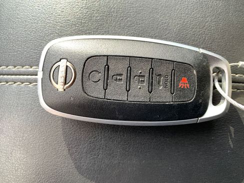 Used 2025 Nissan Pathfinder SV image 27