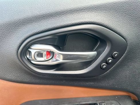 Used 2019 Jeep Cherokee Overland w/ Technology Group AWD/4WD image 46