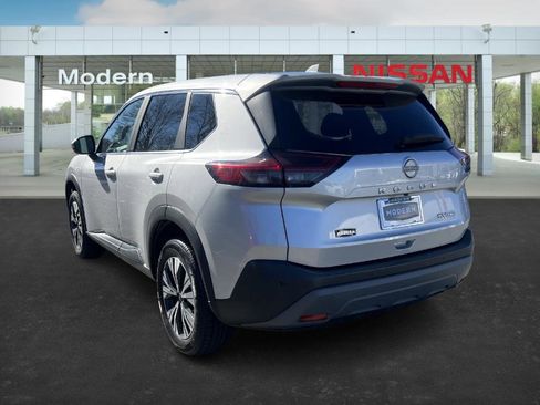Used 2023 Nissan Rogue SV image 3
