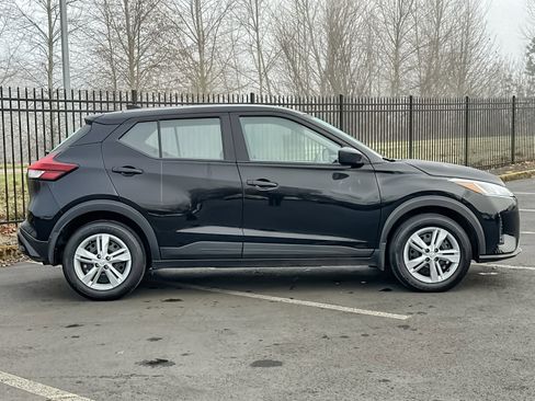 Used 2025 Nissan Kicks Play S image 3