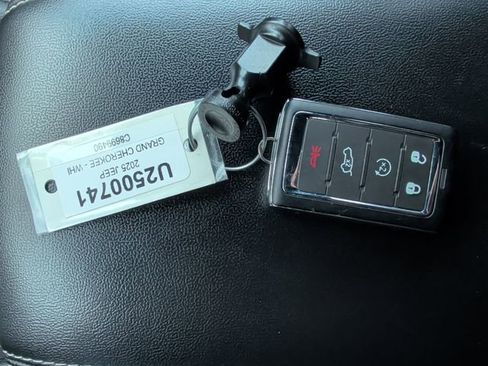 Used 2025 Jeep Grand Cherokee Altitude AWD/4WD image 30