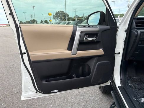 Used 2023 Toyota 4Runner SR5 Premium w/ Moonroof Package AWD/4WD image 13