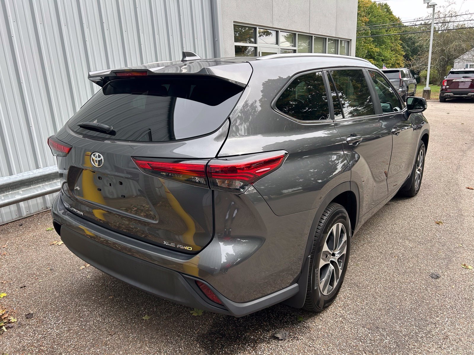 Used 2023 Toyota Highlander XLE AWD/4WD image 5