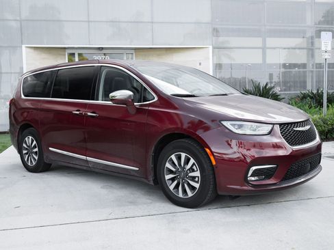 Used 2022 Chrysler Pacifica Limited w/ Uconnect Theater Family Group FWD image 3