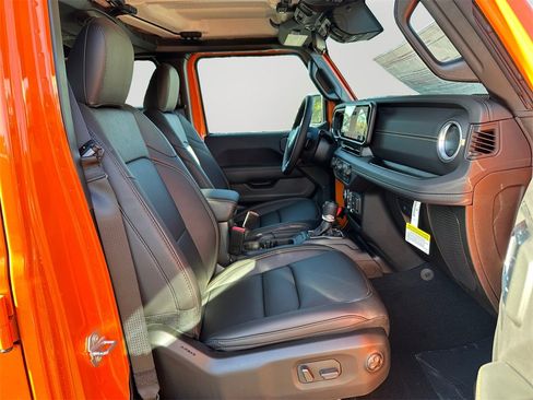 New 2025 Jeep Gladiator Sport w/ Premium Package image 12