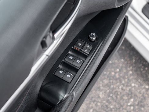 Used 2018 Toyota Camry XLE FWD image 17