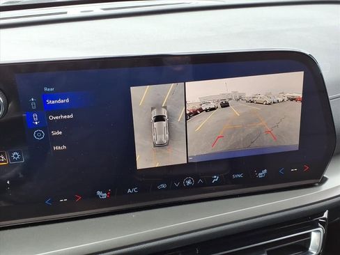 Used 2025 Chevrolet Traverse LT w/ Driver Confidence Package image 31