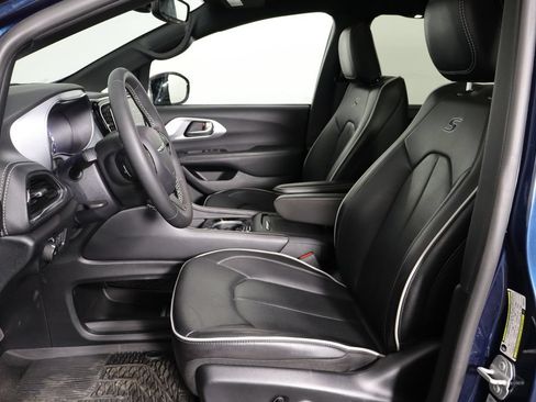 Used 2025 Chrysler Pacifica Limited FWD image 7