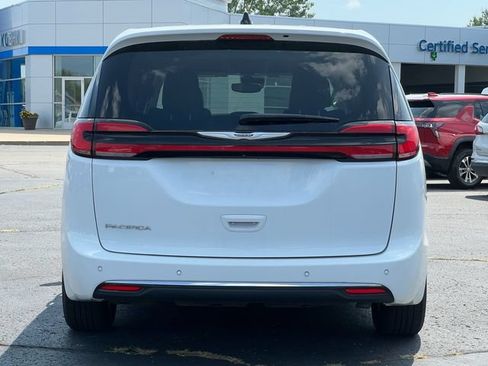 Used 2023 Chrysler Pacifica Touring-L FWD image 42