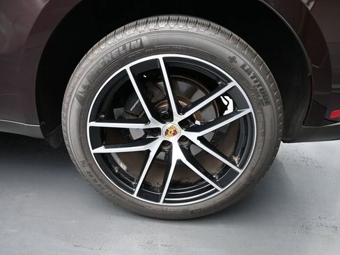 Certified 2025 Porsche Macan AWD/4WD image 9