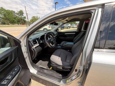Used 2018 Toyota Highlander LE FWD image 15