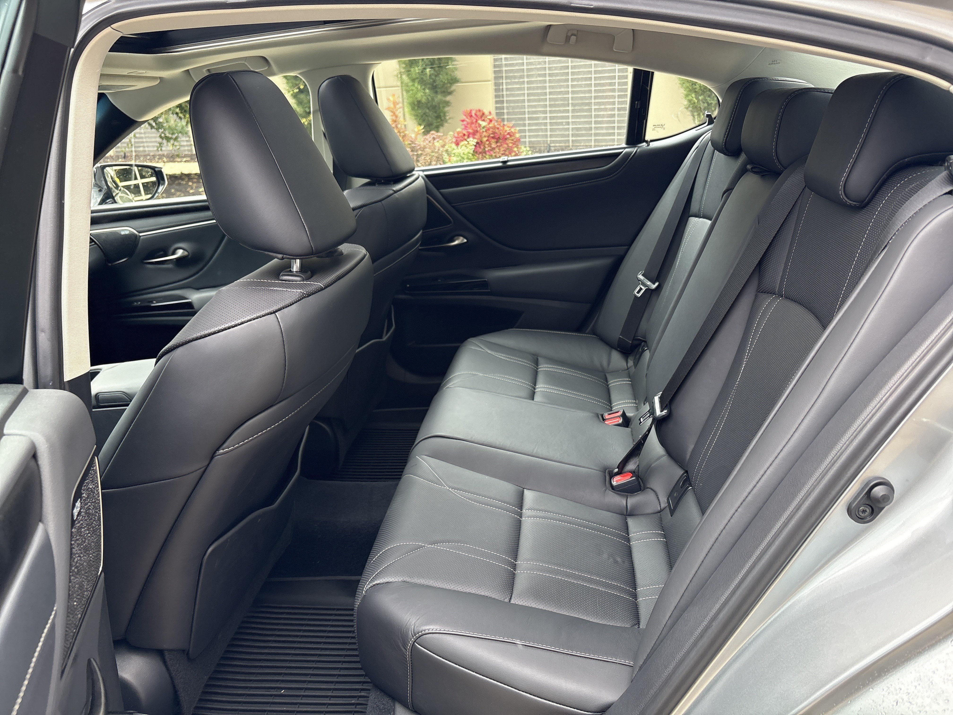 Used 2025 Lexus ES 350 Ultra Luxury w/ Accessory Package (Z2) FWD image 31
