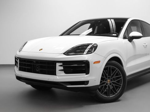 Certified 2024 Porsche Cayenne Coupe AWD/4WD image 7