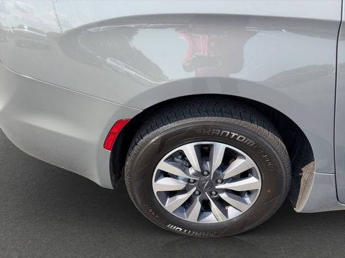 Used 2023 Chrysler Pacifica Touring-L FWD image 24
