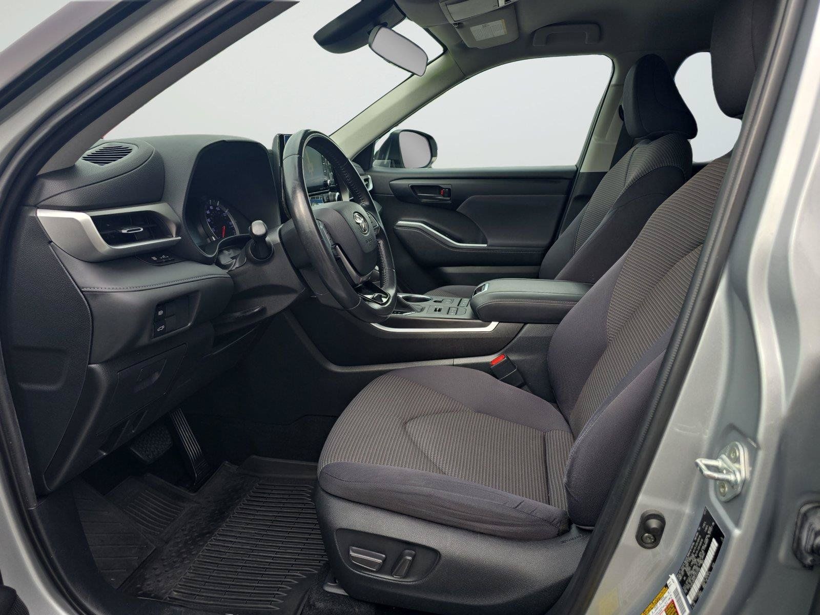 Used 2020 Toyota Highlander LE AWD/4WD image 21
